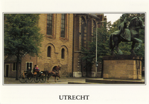 601992 Gezicht op een koetsje voor de Janskerk (Janskerkhof) te Utrecht met rechts het standbeeld Sint-Willibrord.